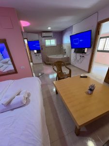 צימר בירושלים – חדר שינה זוגי רחב ומפנק באבן ספיר